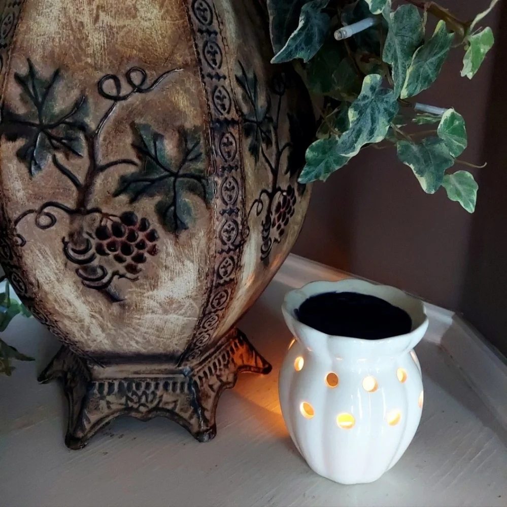 FARMHOUSE CERAMIC WHITE WAX WARMER & 7 WAX TARTS  - SCENTS & WARMER RETIRED BNWT
